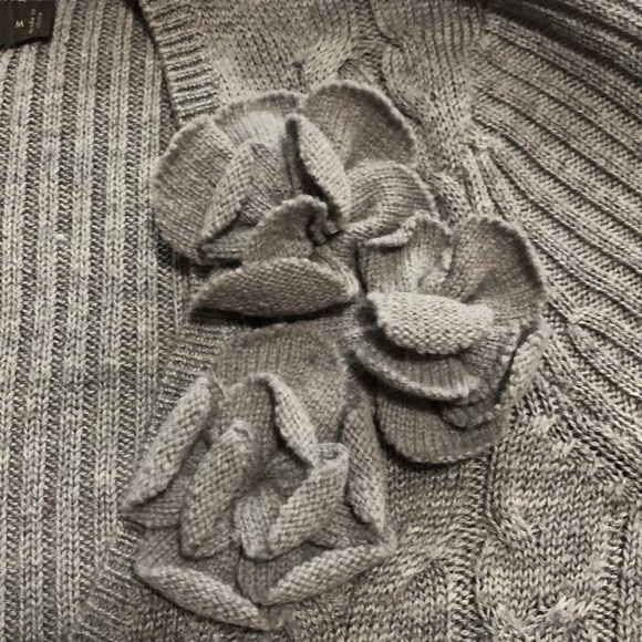 The Limited Gray sweater medium - Picture 4 of 10